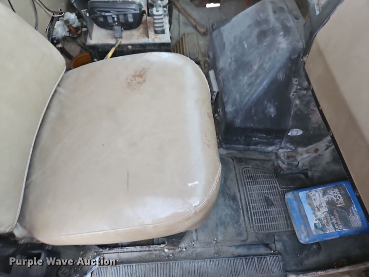 image for item EI8664 1991 International 4900 dump truck