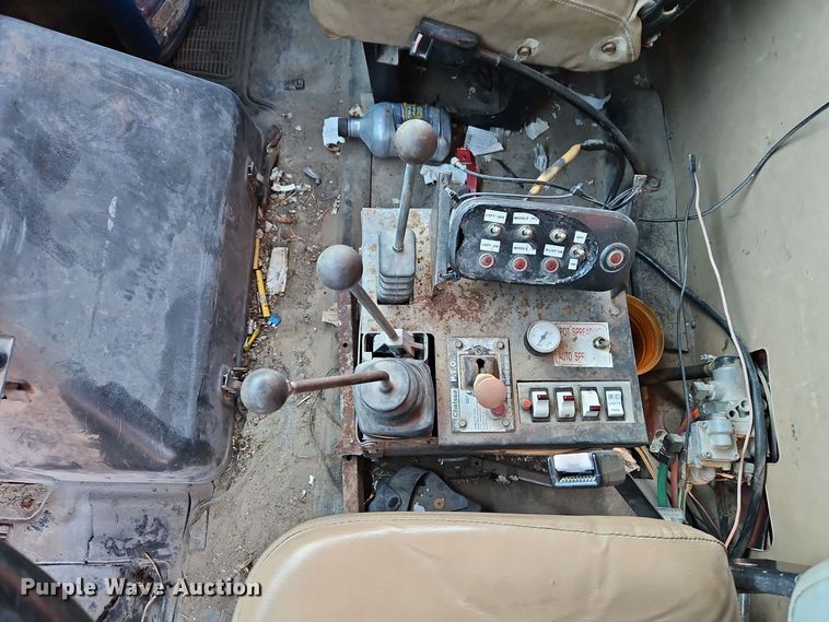 image for item EI8664 1991 International 4900 dump truck