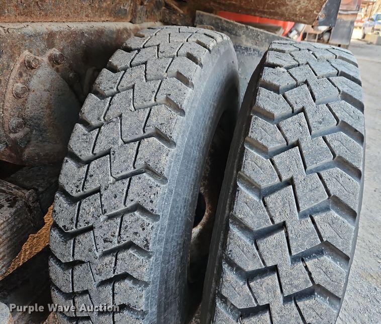 image for item EI8664 1991 International 4900 dump truck
