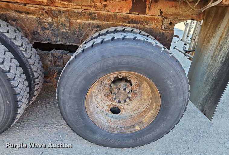 image for item EI8664 1991 International 4900 dump truck