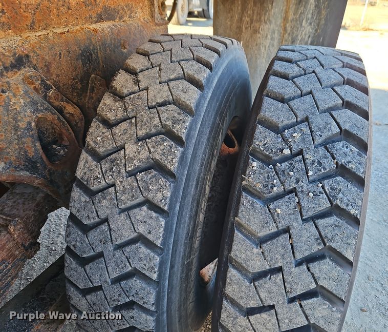 image for item EI8664 1991 International 4900 dump truck