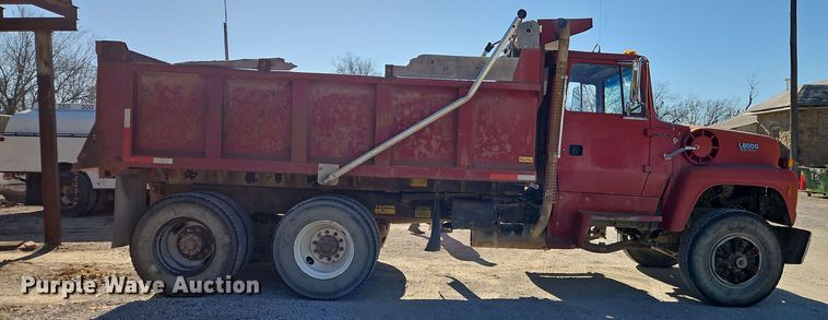image for item EI8669 1991 Ford L8000 dump truck