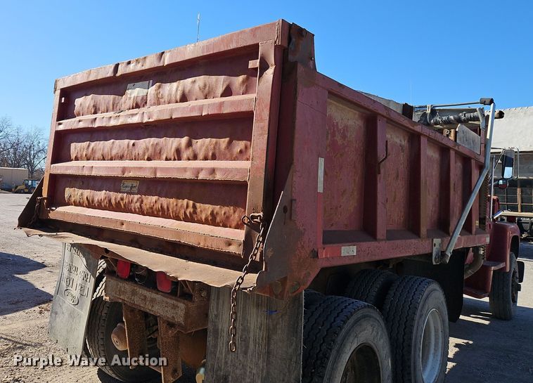 image for item EI8669 1991 Ford L8000 dump truck