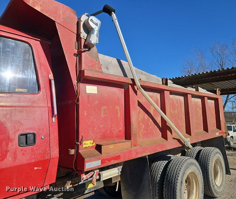 image for item EI8669 1991 Ford L8000 dump truck