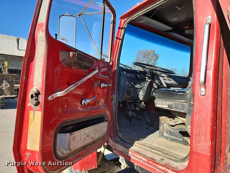 image for item EI8669 1991 Ford L8000 dump truck