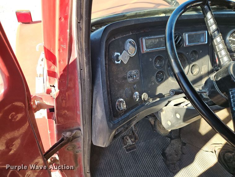 image for item EI8669 1991 Ford L8000 dump truck