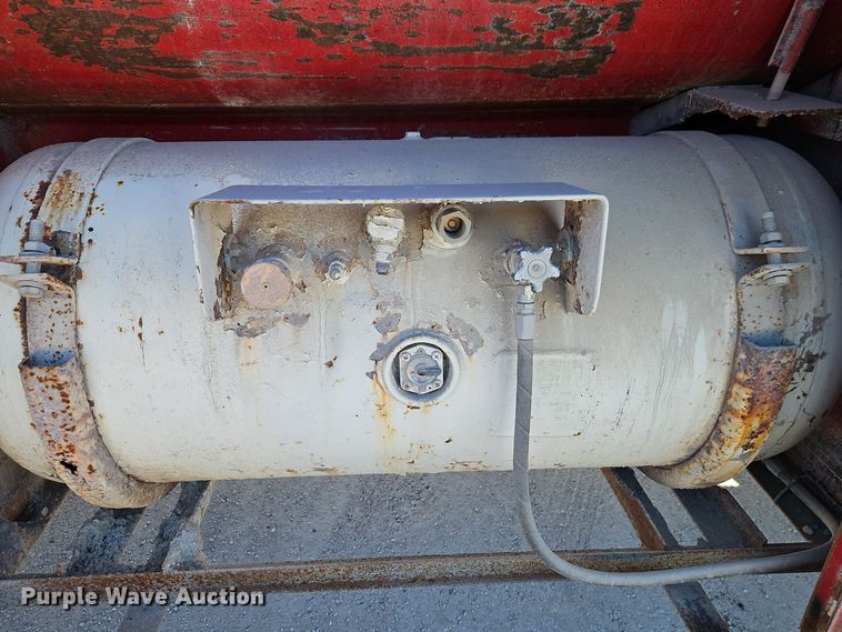 image for item EI8670 1998 Ford F700 fuel truck