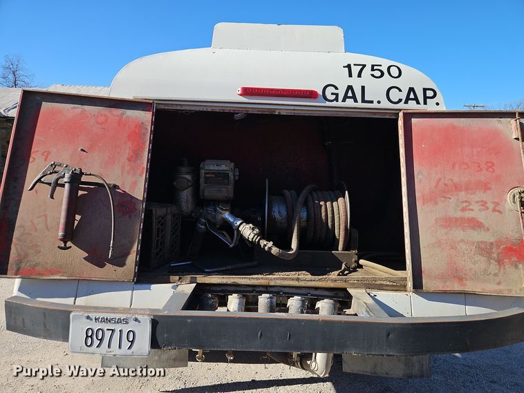 image for item EI8670 1998 Ford F700 fuel truck