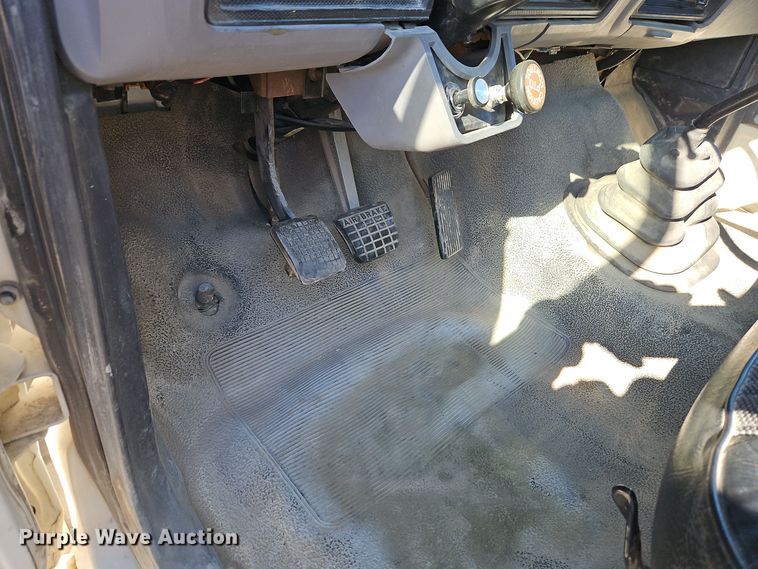 image for item EI8670 1998 Ford F700 fuel truck