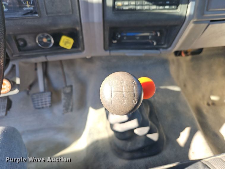 image for item EI8670 1998 Ford F700 fuel truck