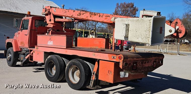 image for item EI8671 1989 Ford L8000 bucket truck