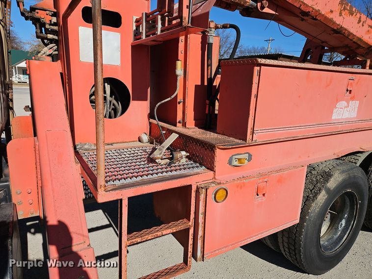 image for item EI8671 1989 Ford L8000 bucket truck