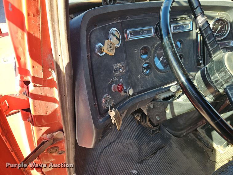 image for item EI8671 1989 Ford L8000 bucket truck