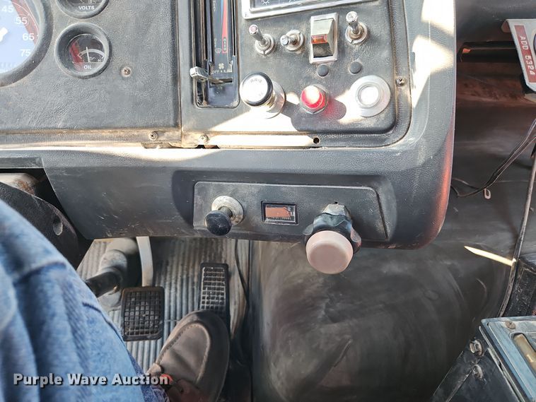 image for item EI8671 1989 Ford L8000 bucket truck