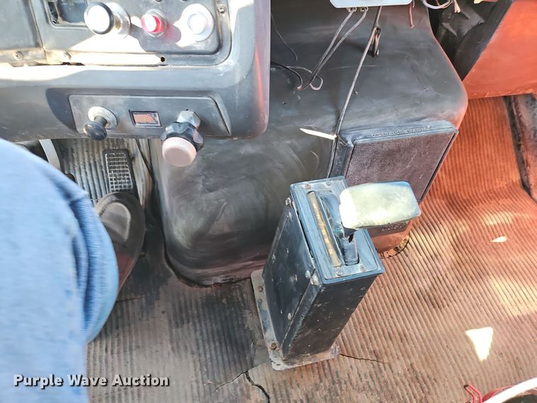 image for item EI8671 1989 Ford L8000 bucket truck