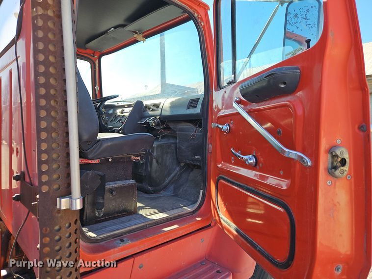 image for item EI8671 1989 Ford L8000 bucket truck