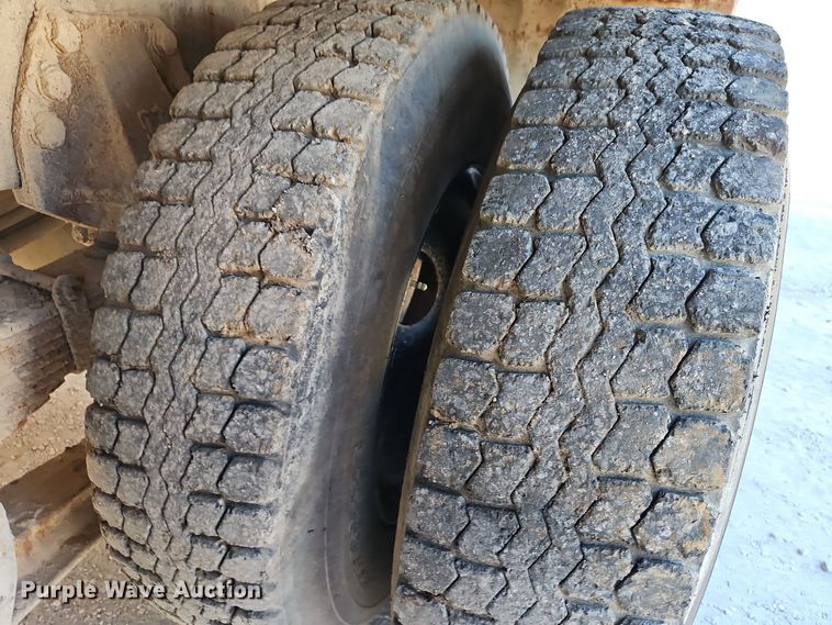 image for item EI8671 1989 Ford L8000 bucket truck