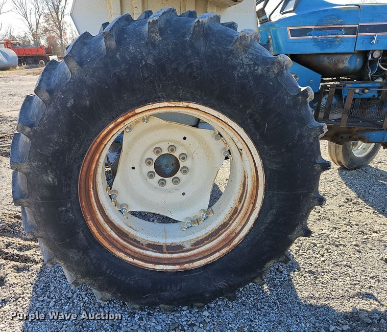 image for item EI8673 1994 New Holland 5610 tractor