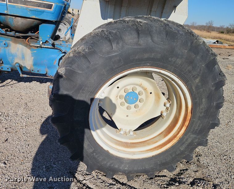 image for item EI8673 1994 New Holland 5610 tractor