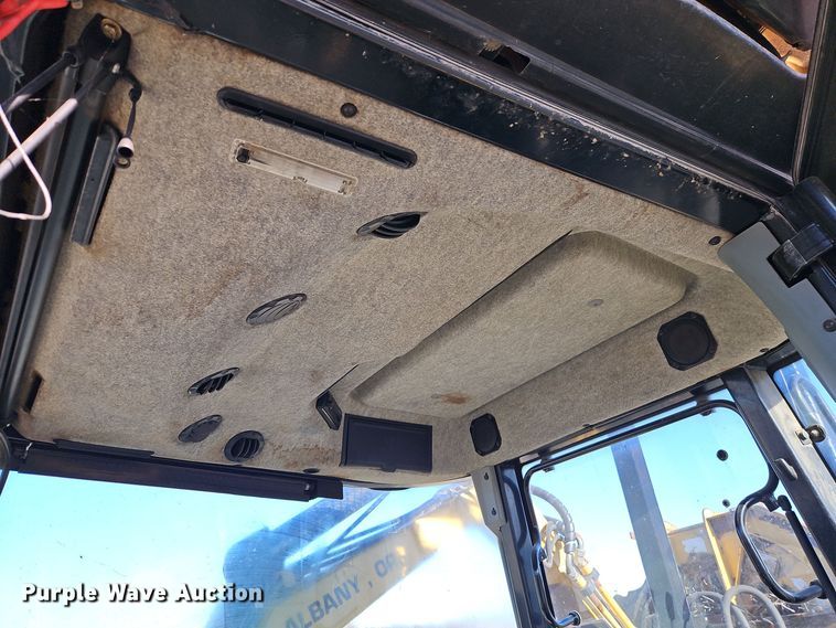 image for item EI8675 2004 Challenger MT525B MFWD tractor