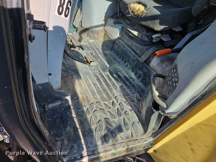 image for item EI8675 2004 Challenger MT525B MFWD tractor