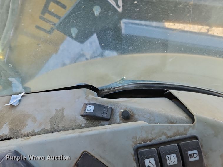 image for item EI8675 2004 Challenger MT525B MFWD tractor