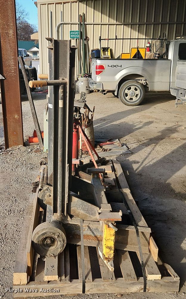 image for item EI8678 (2) jacks