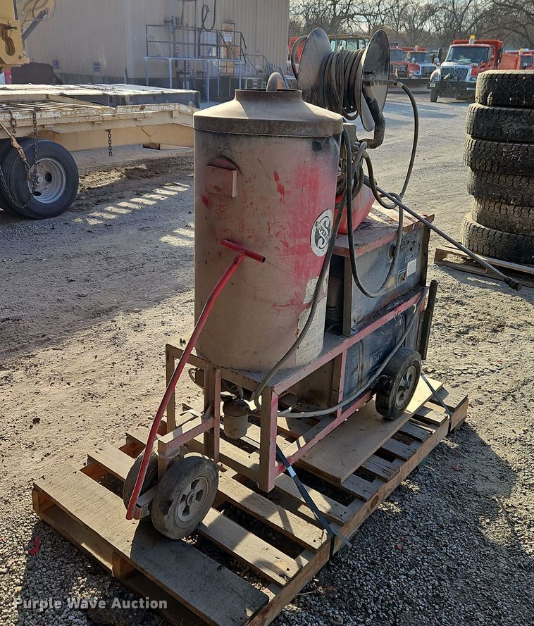 image for item EI8679 Hotsy 980A pressure washer