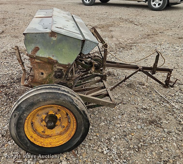 image for item EI8682 John Deere grain drill