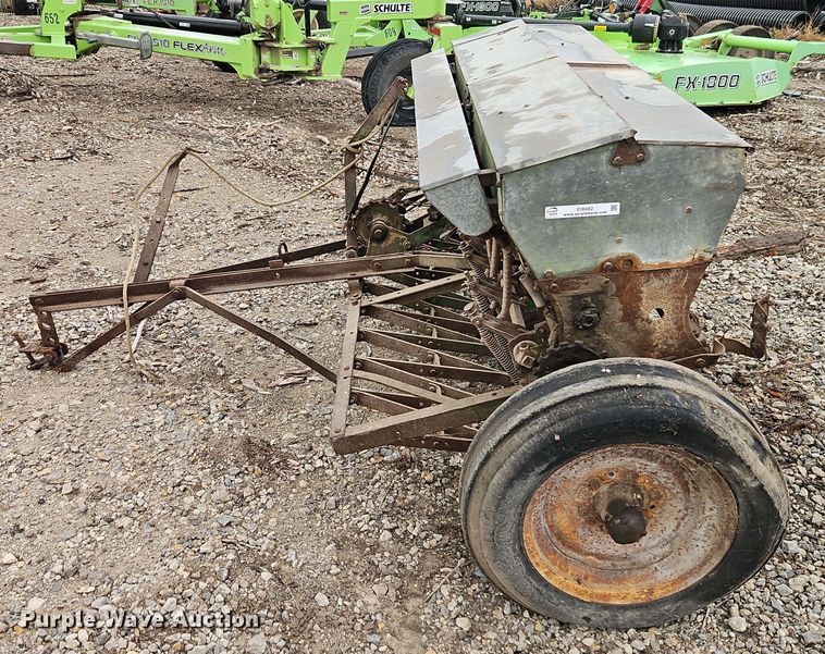 image for item EI8682 John Deere grain drill