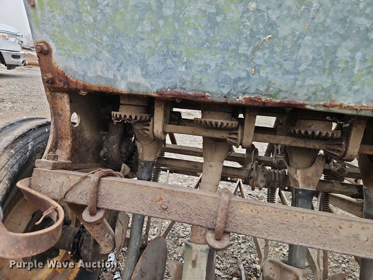 image for item EI8682 John Deere grain drill