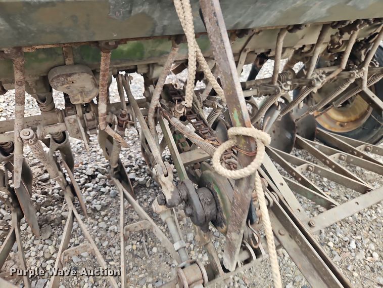 image for item EI8682 John Deere grain drill