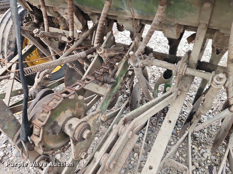 image for item EI8682 John Deere grain drill