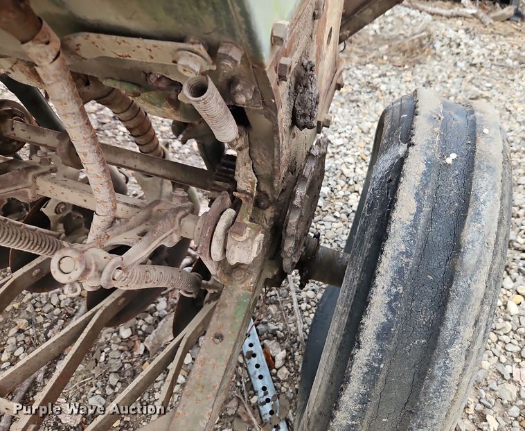 image for item EI8682 John Deere grain drill