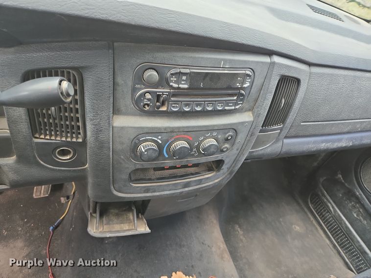 image for item EQ2556 2004 Dodge Ram 1500 Quad Cab pickup truck