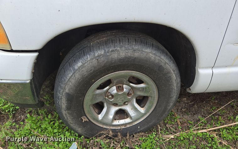 image for item EQ2556 2004 Dodge Ram 1500 Quad Cab pickup truck