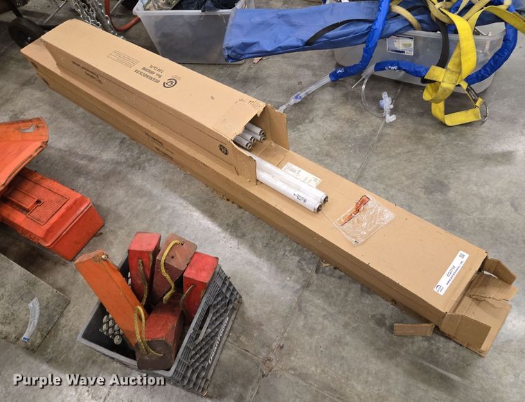 image for item EQ3794 Approximately 40 light bulbs 