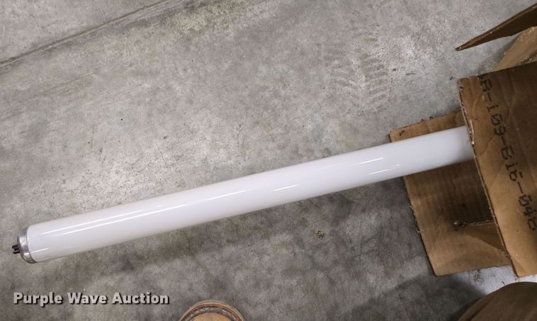 image for item EQ3794 Approximately 40 light bulbs 