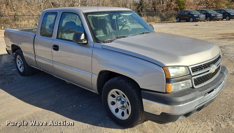 image for item EQ3835 2007 Chevrolet  Silverado 1500 Ext. Cab pickup truck