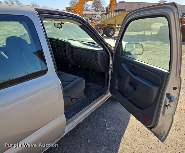 image for item EQ3835 2007 Chevrolet  Silverado 1500 Ext. Cab pickup truck