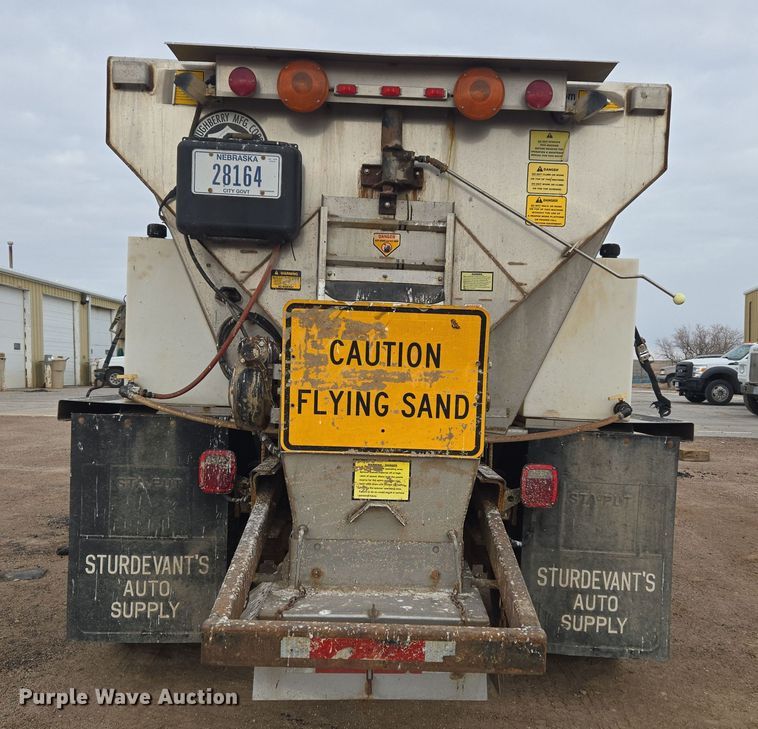 image for item ER5046 1995 Ford F700 spreader truck
