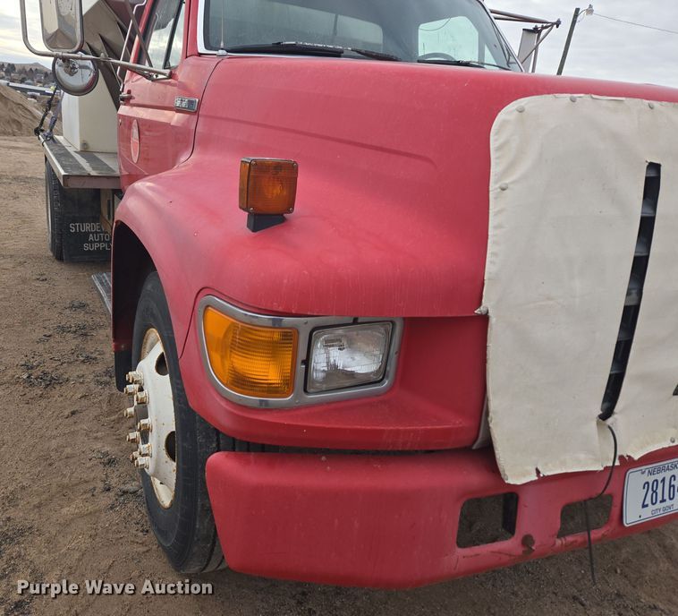 image for item ER5046 1995 Ford F700 spreader truck