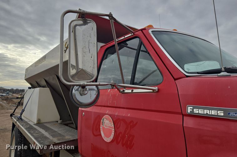 image for item ER5046 1995 Ford F700 spreader truck