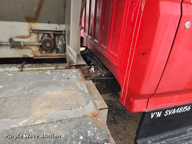 image for item ER5046 1995 Ford F700 spreader truck