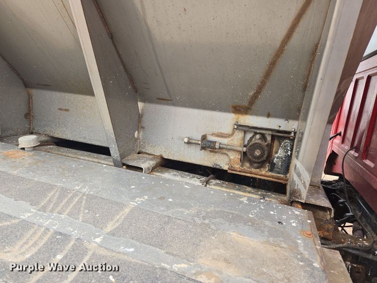 image for item ER5046 1995 Ford F700 spreader truck