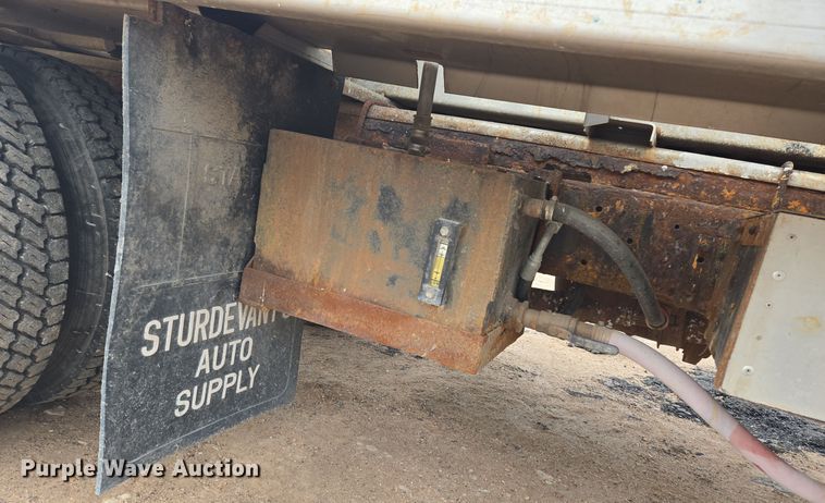 image for item ER5046 1995 Ford F700 spreader truck