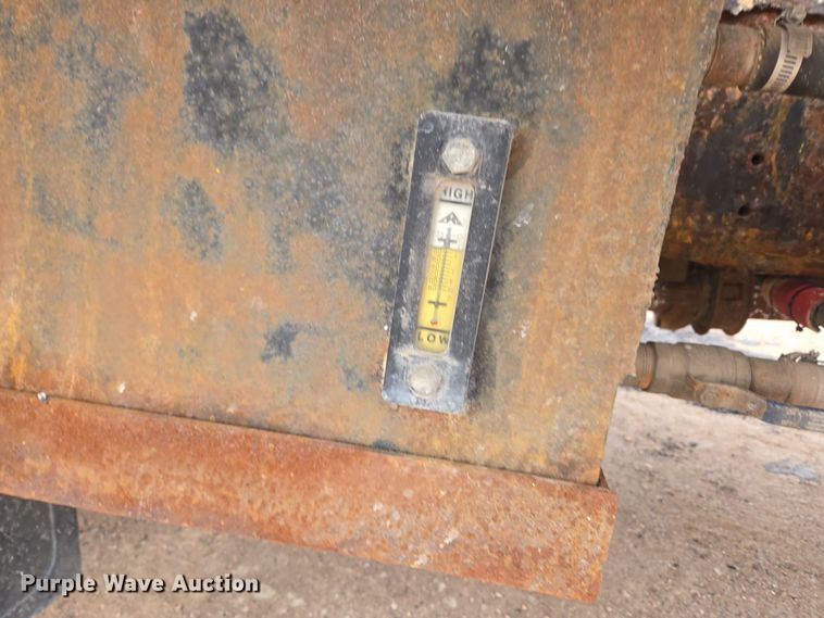 image for item ER5046 1995 Ford F700 spreader truck