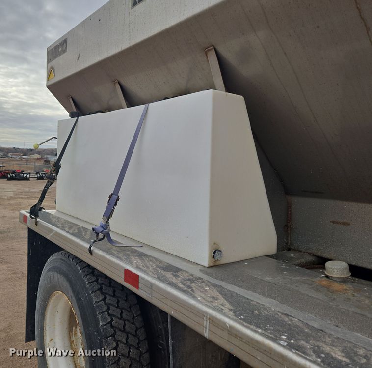 image for item ER5046 1995 Ford F700 spreader truck