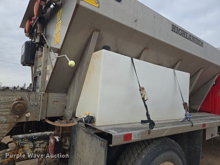 image for item ER5046 1995 Ford F700 spreader truck