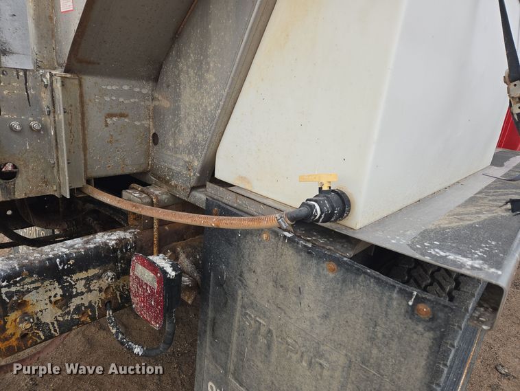 image for item ER5046 1995 Ford F700 spreader truck